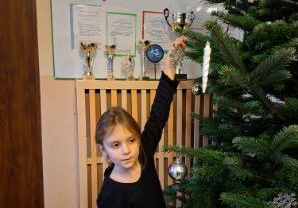 Na tym zdjęciu widać Zuzię z grupy IV wieszającą bombkę.