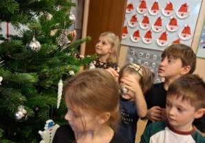 Zdjęcie przedstawia dzieci z grupy IV podczas ubierania choinki.