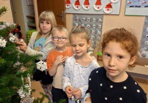 Na tym zdjęciu widać czworo dzieci z grupy IV podczas ubierania choinki.