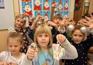 Na tym zdjęciu widać dzieci z grupy IV z bombkami w rękach.