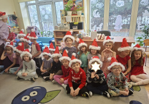 Zdjęcie przedstawia dzieci z grupy IV podczas spotkania z Mikołajem.