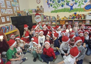 Zdjęcie przedstawia dzieci z grupy II podczas spotkania z Mikołajem.