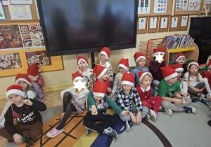 Zdjęcie przedstawia dzieci z grupy III podczas spotkania z Mikołajem.