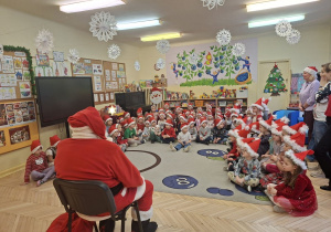 Zdjęcie przedstawia Mikołaja oraz dzieci.