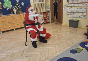 Na tym zdjęciu widać Mikołaja odczytującego tekst przyrzeczenia, jakie złożyły dzieci.