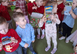 Na tym zdjeciu widać dzieci z grupy I oglądajace zabawki, które Mikołaj zostawił w klasie maluszków.
