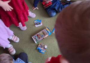 Na tym zdjeciu widać dzieci z grupy I oglądajace zabawki, które Mikołaj zostawił w klasie maluszków.