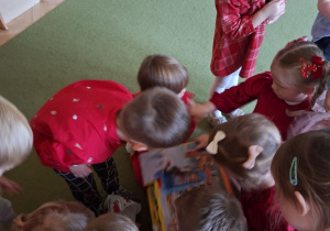 Na tym zdjęciu widać dzieci z grupy I rozpokowujące prezent, który Mikołaj zostawił w klasie maluszków.