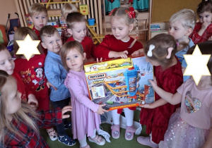 Na tym zdjęciu widać dzieci z grupy I prezentujące jeden z prezentów od Mikołaja dla grupy maluszków.