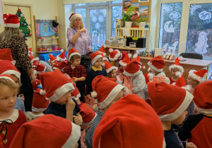 Na tym zdjęciu widać dzieci oczekujące na prezenty.