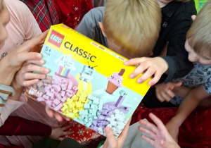 Na tym zdjęciu widać dzieci z grupy IV prezentujące prezent od Mikołaja dla grupy starszaków.