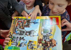 Na tym zdjęciu widać dzieci z grupy IV prezentujące prezent od Mikołaja dla grupy starszaków.