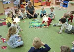 Zdjęcie przedstawia dzieci podczas zajęcia.