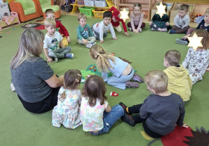 Na tym zdjęciu widać Krysię wykonującą zadanie oraz pozostałe dzieci.