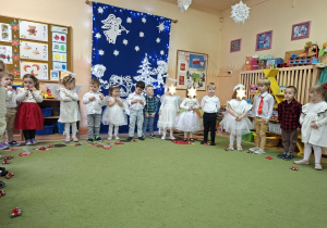 Zdjęcie przedstawia dzieci podczas występu.