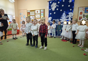 Na tym zdjęciu widać Olka C., Antka oraz Henia D. recytujących wierszyk.