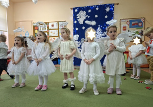 Zdjęcie przedstawia Anielkę, Lenę T., Krysię, Rozalkę oraz Apolonię w roli aniołków.