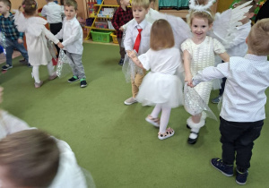Na tym zdjęciu widać dzieci wykonujące układ taneczny z chustkami do piosenki "Jingel bells".
