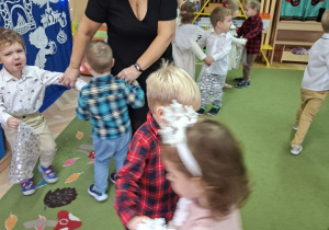 Na tym zdjęciu widać dzieci wykonujące układ taneczny z chustkami do piosenki "Jingel bells".