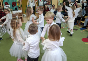 Na tym zdjęciu widać dzieci wykonujące układ taneczny z chustkami do piosenki "Jingel bells".