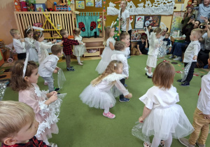 Na tym zdjęciu widać dzieci wykonujące układ taneczny z chustkami do piosenki "Jingel bells".