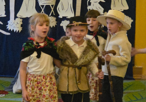 Na tym zdjęciu widać Wandę, Igora, Kalinę oraz Aleksa recytujących wierszyk.