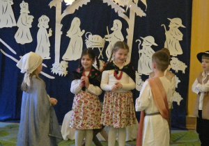 Na tym zdjęciu widać Alę. R., Olę, Basię oraz trzech chłopców podczas wygłaszania swojej roli.