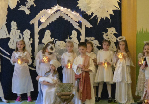 Zdjęcie przedstawia jedną ze scen Jasełek prezentowanych przez dzieci.