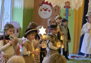 Zdjęcie przedstawia dzieci podczas występów.