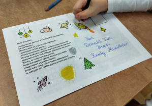 Na zdjęciu widać jedno z dzieci z grupy IV prezentujące kartkę dla pana Premiera.