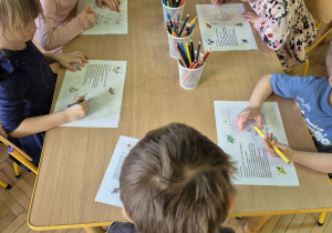 Zdjęcie przedstawia kilkoro dzieci z grupy II podczas wykonywania kartek dla pana Premiera.