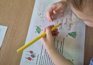 Na zdjęciu widać jedno z dzieci z grupy II kolorujące kartkę dla pana Premiera.