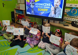 Zdjęcie przedstawia dzieci z grupy IV prezentujące gotowe kartki.