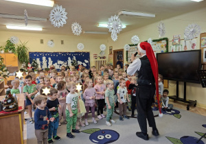 Zdjęcie przedstawia dzieci ze wszystkich grup podczas śpiewania piosenki powitalnej.