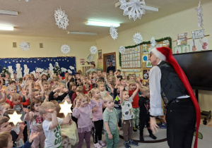 Zdjęcie przedstawia dzieci ze wszystkich grup podczas śpiewania piosenki powitalnej.