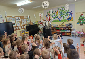 Zdjęcie przedstawia dzieci ze wszystkich grup podczas śpiewania piosenki powitalnej.