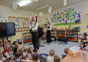 Na tym zdjęciu widać prowadzącego opowiadającego dzieciom o klarnecie.