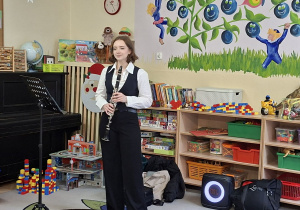 Zdjęcie przedstawia klarnecistkę z instrumentem w rękach.