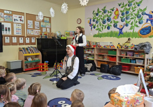 Zdjęcie przedstawia prowadzącego oraz klarnecistkę prezentujących wspomniany instrument.