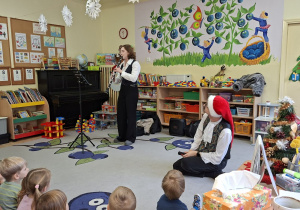 Zdjęcie przedstawia klarnecistkę, która gra na klarnecie jedną z polskich kolęd.