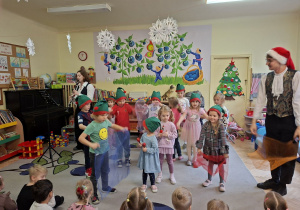 Na tym zdjęciu widać dzieci biorące udział w muzycznych zabawach prowadzonych przez naszych gości.