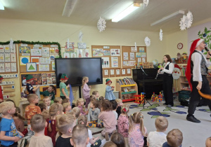 Na tym zdjęciu widać dzieci biorące udział w muzycznych zabawach prowadzonych przez naszych gości.