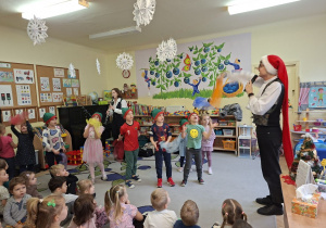 Na tym zdjęciu widać dzieci biorące udział w muzycznych zabawach prowadzonych przez naszych gości.