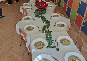 Zdjęcie przedstawia świątecznie udekorowany stół.