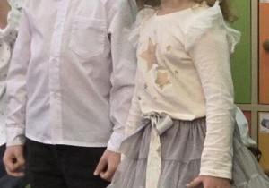 Na tym zdjęciu widać Jagodę z kolegą recytujących wierszyk.