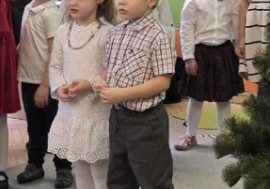 Zdjęcie przedstawia Marcelinkę oraz Szymona recytujących wierszyk.