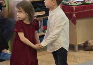 Na tym zdjęciu widać Alę R. oraz Maksymiliana wykonujących układ taneczny.