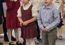 Zdjęcie przedstawia Hanię i Dominika recytujących wiersz.