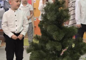 Na tym zdjęciu widać Kubę przy choince recytującego wiersz.