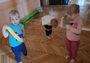 Zdjęcie przedstawaia dzieci z grupy I podczas wykonywania ćwiczeń z szarfami.